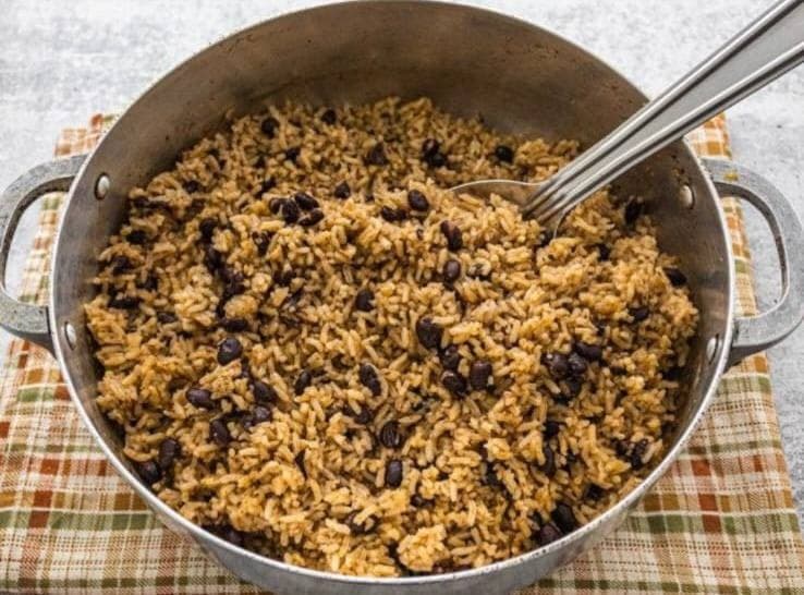 Moro de habichuelas negras — rice with black beans